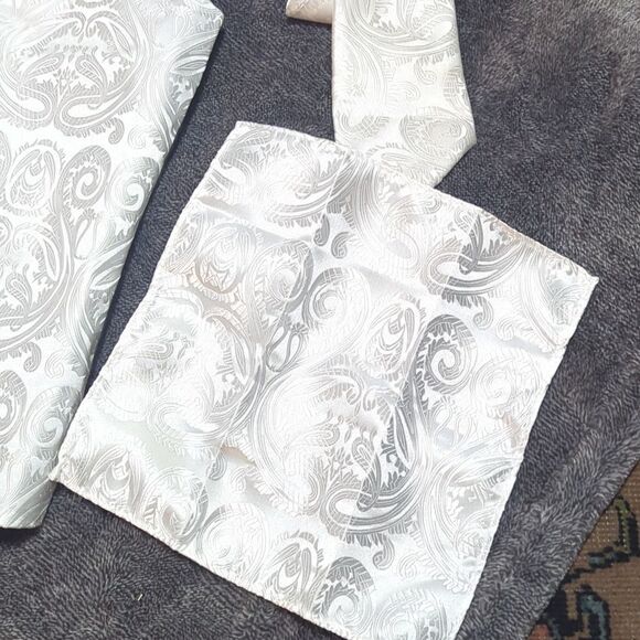 New Men's white paisley tuxedo vest size & neck tie, pocket square L - Picture 6 of 8